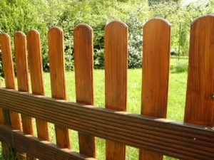 Klassischer Gartenzaun aus Holz.