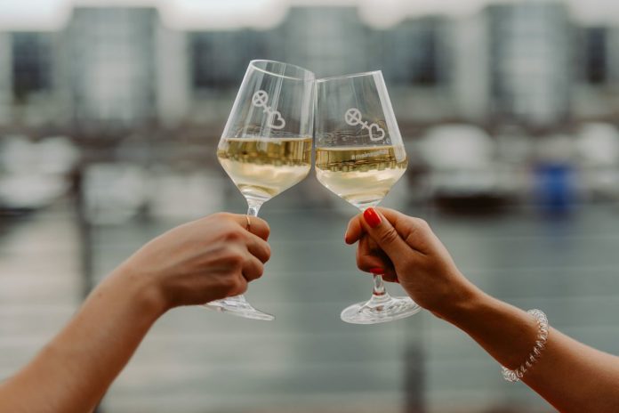 Neues Weinfest „Mainzer WeinUfer“ an Pfingsten: 50 Winzer, Wein-Lounges, WeinUfer-Talks am Rheinufer in Mainz