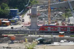 Die Pfeiler für die neue Salzbachtalbrücke wachsen bereits in die Höhe. - Foto: gik