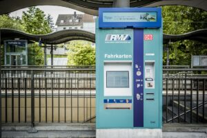 Ticketautomat des RMV: Zum 1. Juli steigen die Ticketpreise im Rhein-Main-Gebiet deutlich. - Foto: RMV