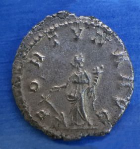 Römische Münze mit dem Abbild der Göttin Fortuna, gefunden 1984 in Mainz. - Foto: IRM 