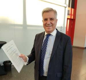 Hannsgeorg Schönig am Rande einer Sitzung des Mainzer Stadtrats, seine Haushaltsrede in der Hand. - Foto: gik
