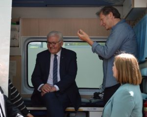 Bundespräsident Frank Walter Steinmeier im Arztmobil im Gespräch mit Fahr (links, verdeckt) und Trabert. - Foto: gik