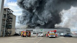 Schwarze Rauchschwaden über dem KFZ-Teile-Betrieb Wessels & Müller in Mainz-Mombach. - Foto: BYC News