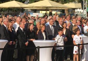 Bundeskanzler Olaf Scholz (SPD, 2.v. links) mit Ministerpräsidentin Malu Dreyer (SPD) und Vertretern des Kabinetts bei der Gedenkfeier zur Flutkatastrophe im Ahrtal. - Foto: gik