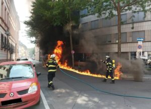 Nach dem Brand der Kehrmaschine fingen Betriebsstoffe Feuer – und flossen die Straße entlang in die Kanalisation. – Foto: Feuerwehr Mainz
