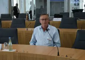 Helmut Lussi, Bürgermeister von Schuld, vor seiner Aussage vor dem Untersuchungsausschuss zur Flutkatastrophe im Ahrtal in Mainz. - Foto: gik