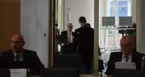 Kurzer Auftritt vor dem Ausschuss: Landrat Jürgen Pföhler (CDU) bei seinem Eintreffen im Landtag. - Foto: gik