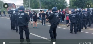 Die Mainzer Polizei drängte schließlich die aufgelöste Kundgebung der NSPO zurück. - Foto: Twitter-Account Kein Fußbreit