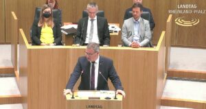 Der CDU-Abgeordnete Horst Gies bei seiner Rede am Mittwoch im Landtag zum Wiederaufbau im Ahrtal. - Screenshot: gik