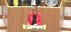 Ministerpräsidentin Malu Dreyer (SPD) bei ihrer Regierungserklärung zu ein Jahr Wiederaufbau Ahrtal im Mainzer Landtag. - Screenshot;: gik