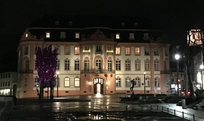 Wie wollen Städte Energie sparen für den Winter? – Stadt Mainz setzt Arbeitsgruppe ein – Gebäude nachts hell beleuchtet