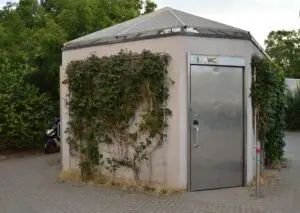 Öffentliche Toilette am Rheinufer neben dem Hilton Hotel. - Foto: gik