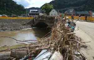Verwüstungen an einer Brücke in Altenahr nach der Flutkatastrophe. - Foto: gik