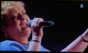 Große Stimme, starke Performance: Anja während ihres Auftritts bei "Voice of Germany". - Screenshot: gik
