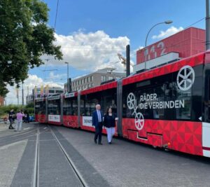 Die leuchtend rote Partnerschaftsbahn aus Erfurt rollt seit dem 1. August durch Mainz. - Foto: Mainzer Mobilität
