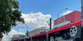 Rote Partnerstadt-Straßenbahn aus Erfurt fährt nun durch Mainz – Typ „Tramlink“ ist zwölf Meter länger