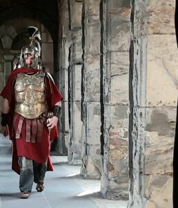 Die Antike als lebendiges Erlebnis: Hier ein römischer Legionär in Trier. - Foto: Vahl