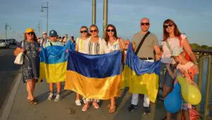 Ukrainer bei der Menschenkette auf der Theodor-Heuss-Brücke in Mainz an ihrem Unabhängigkeitstag. - Foto: gik