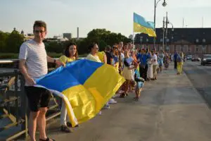 Menschenkette aus der Theodor-Heuss-Brücke zum Unabhängigkeitstag der Ukraine. - Foto: gik