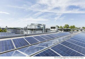 Großflächiges Solardach. - Foto: Energieagentur RLP