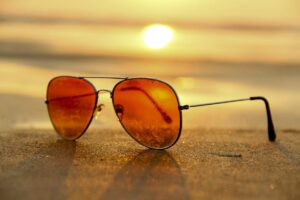 Sonnenbrille im Sonnenuntergang. - Foto: Pexels auf Pixabay