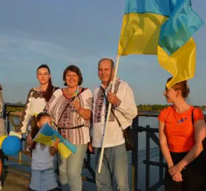 "Vyshyvanka" heißen die traditionellen ukrainischen Trachtenhemden, die diese Familie in Mainz trugen. - Foto: gik