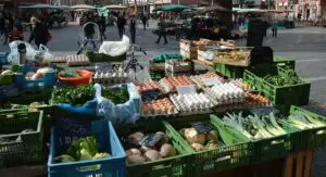 Gemüse und Eier an einem Stand auf dem Mainzer Markt. - Foto: gik