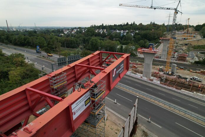 Neubau Salzbachtalbrücke: Erstes Brückenstück wird übers Tal geschoben – Mainzer Straße in Wiesbaden gesperrt