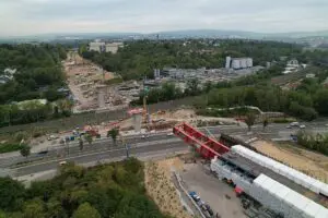 Die neue Salzbachtalbrücke wird sich am Dienstag von Osten (unten im Bild) her über das Tal schieben. - Foto: Autobahn GmbH West