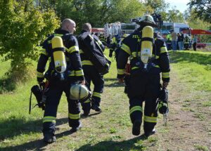 Feuerwehrmänner mit voller Ausrüstung bei einer Übung in Mainz. - Foto: gik