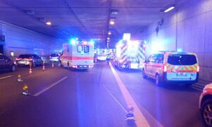 Ein schwerer Unfall hat am Freitagabend den Tunnel auf der A60 bei Mainz-Hechtsheim lahmgelegt. - Foto: Feuerwehr Mainz