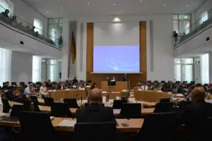 Im Plenum des Mainzer Landtags muss sich der Innenminister nun einer Sonder-Debatte stellen. - Foto: gik 