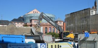 Bagger rollen an der LU in Mainz: Abbruch der Fuststraße fast vollendet, Archäologen stehen in den Startlöchern