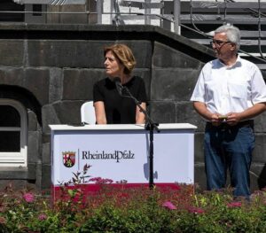 Ministerpräsidentin Malu Dreyer und Innenminister Roger Lewentz (beide SPD) im Juli 2021 bei einer Pressekonferenz im Ahrtal. - Screenshot: gik
