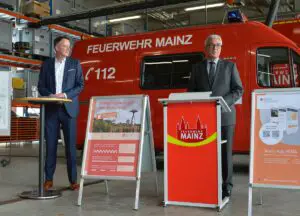 Michael Ebling, damals noch OB von Mainz, und Innenminister Roger Lewentz (beide SPD), bei der Pressekonferenz vor dem bundesweiten Warntag 2020. - Foto: gik