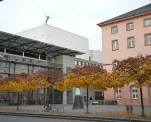 Unter dem Tritonplatz zwischen Kleinem Haus und Staatstheater befinden sich Probenräume, Werkstätten und Orchestersäle. - Foto: gik