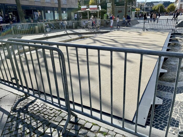 Neue Fastnachtsbrücke am Mainzer Höfchen installiert: Brunnen-Überbauung neu und stärker, Probelauf am Mainzer Weihnachtsmarkt