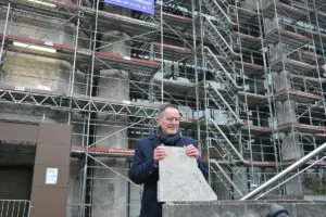 Michael Ebling als Oberbürgermeister vor der eingerüsteten Fassade des Mainzer Rathauses. - Foto: gik