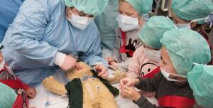 Ein Teddy im OP der Mainzer Teddyklinik. - Foto: Thomas Boehm