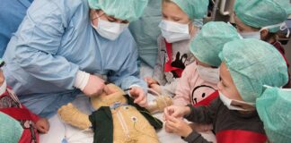 Teddyklinik der Universitätsmedizin Mainz ist zurück: Plüschtiere und „Doktor Teds“ nehmen Kindern Angst vor der Klinik