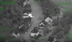 Video aus dem Aufklärungsflug des Polizeihubschraubers am Abend des 14. Juli 2021 über dem Ahrtal. - Foto: gik