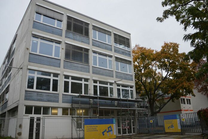 Teures Baugerüst an der VHS Mainz: Bund der Steuerzahler rügt Kosten von 168.000 Euro für neun Jahre Behelfskonstruktion