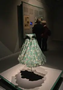 Das Kleid der ersten Mainzer Weinkönigin ist in der Ausstellung zu sehen. - Foto: gik