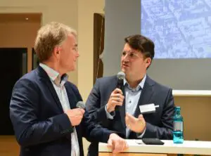 Der grüne OB-Kandidat Christian Viering (rechts) in der Mangel durch Moderator Hanns Lohmann. - Foto: gik