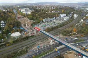 Die Salzbachtalbrücke wächst weiter: Schon die Hälfte der Wegstrecke wird inzwischen von der neuen Brücke gefüllt. - Foto: Autobahn West GmbH 