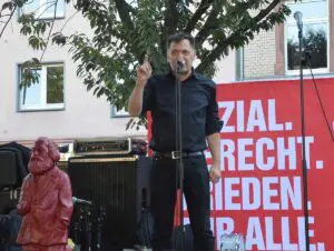 Mit Marx und Rock: Martin Malcherek 2019 im OB-Wahlkampf in Mainz. - Foto: gik