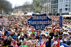 Die Mainzer Ranzengarde am 11.11. auf dem Mainzer Schillerplatz. - Foto: gik