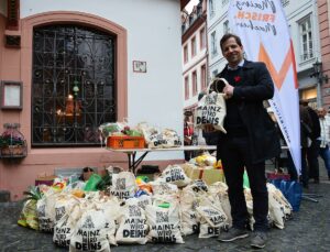 Gesellschaft mit den Bürgern gestalten: Haase bei einer Spendenaktion zugunsten der Mainzer Tafeln im OB-Wahlkampf. - Foto: gik