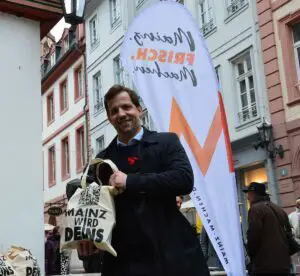 OB-Kandidat Nino Haase mit Spendenbeutel am Samstag in der Mainzer Altstadt. - Foto: gik